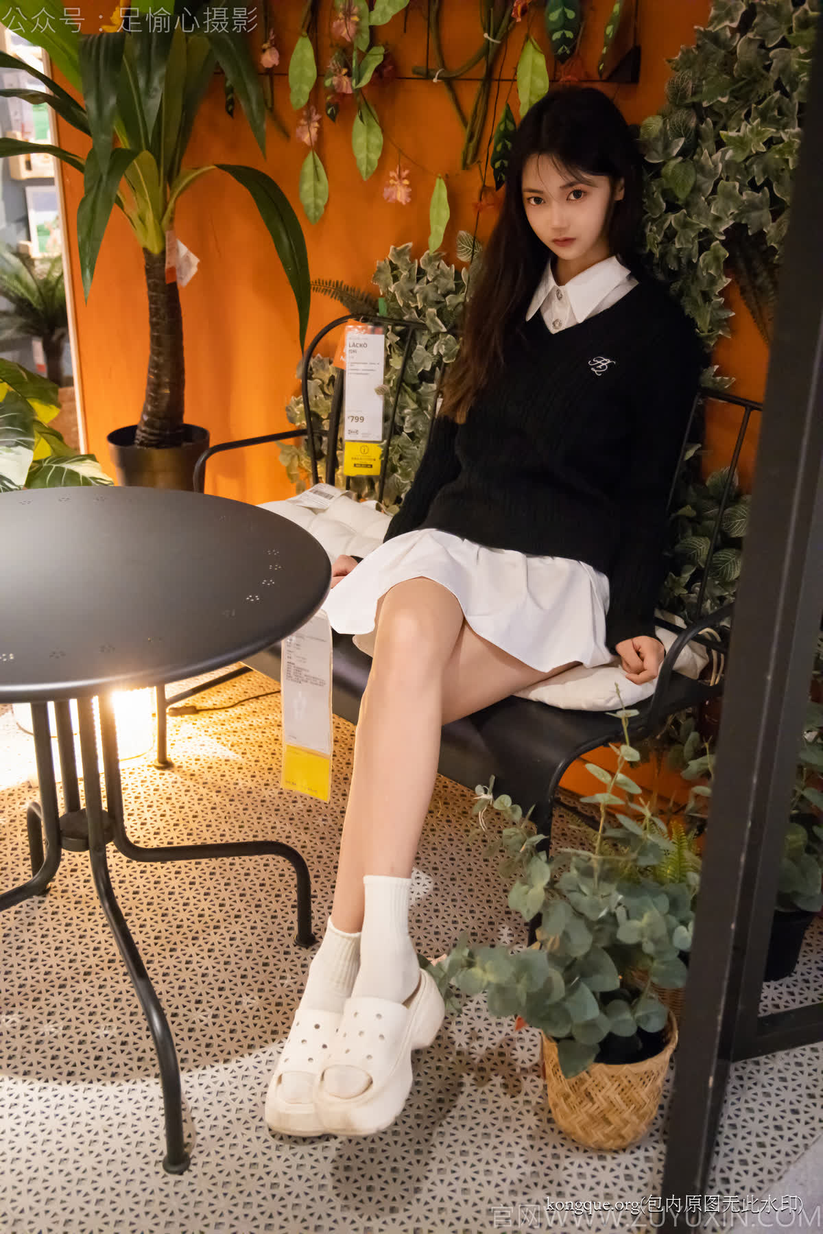 足愉心_NO.013_鹿鹿（搭配：黑色毛衣、白色短裙、洞洞鞋、白色棉袜、裸足）_0003 - 副本